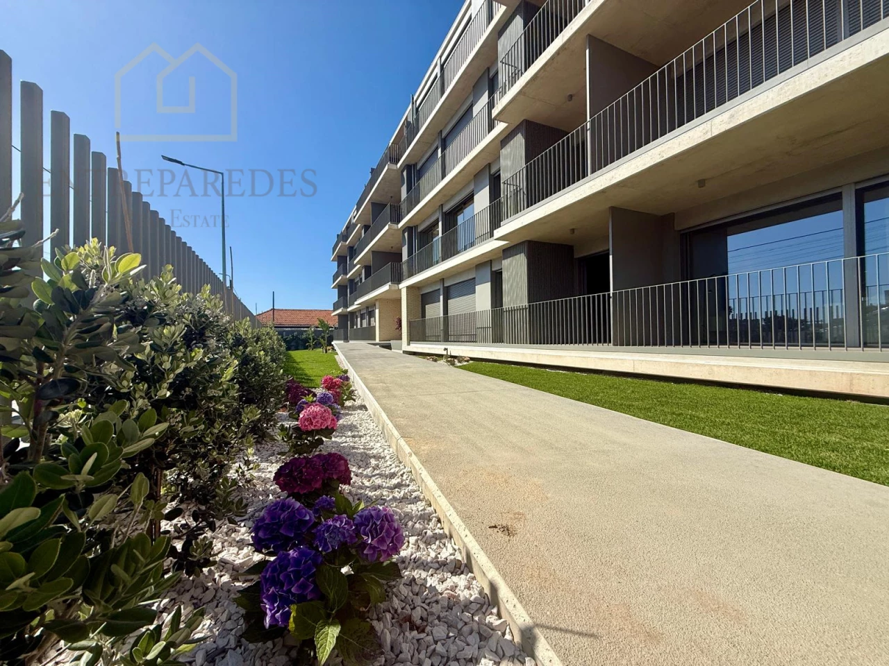 APARTAMENTO T1+1 NOVO | TERRAÇO AMPLO | A 300 M DA PRAIA | GARAGEM | BRITO LIVING - PARA COMPRAR EM SÃO FÉLIX DA MARINHA - PORTUGAL FR D